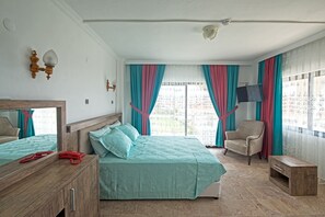 In-room safe, free cribs/infant beds, free WiFi, bed sheets - Hotel Paris (Ayvalik)