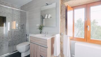 Twin Room, Private Bathroom | Bathroom | Shower, free toiletries, towels