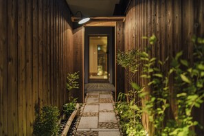 Property entrance - hisashi (Kyoto)