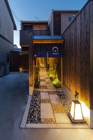 숙박 시설 정면 - 저녁/밤