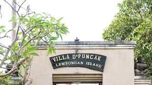 The entrance to Villa D'Puncak on Lombongan Island, featuring a stone archway, steps leading up to the door, and statues on either side. - D'Puncak Villas Lembongan (Lembongan Island)