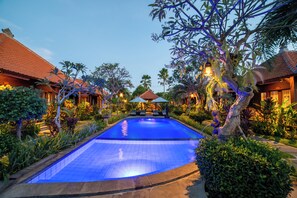 Una piscina al aire libre