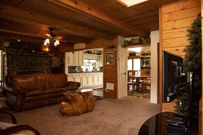 TV, caminetto, lettore DVD, tavolo da calcetto