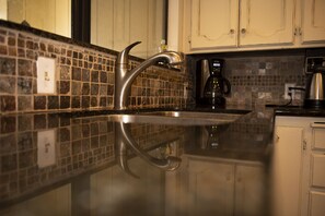 Frigorifero, microonde, forno, piano cottura