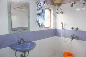 Chambre Triple Classique, plusieurs lits | Salle de bain | Douche, articles de toilette gratuits