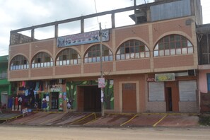 Vista frontal de la propiedad