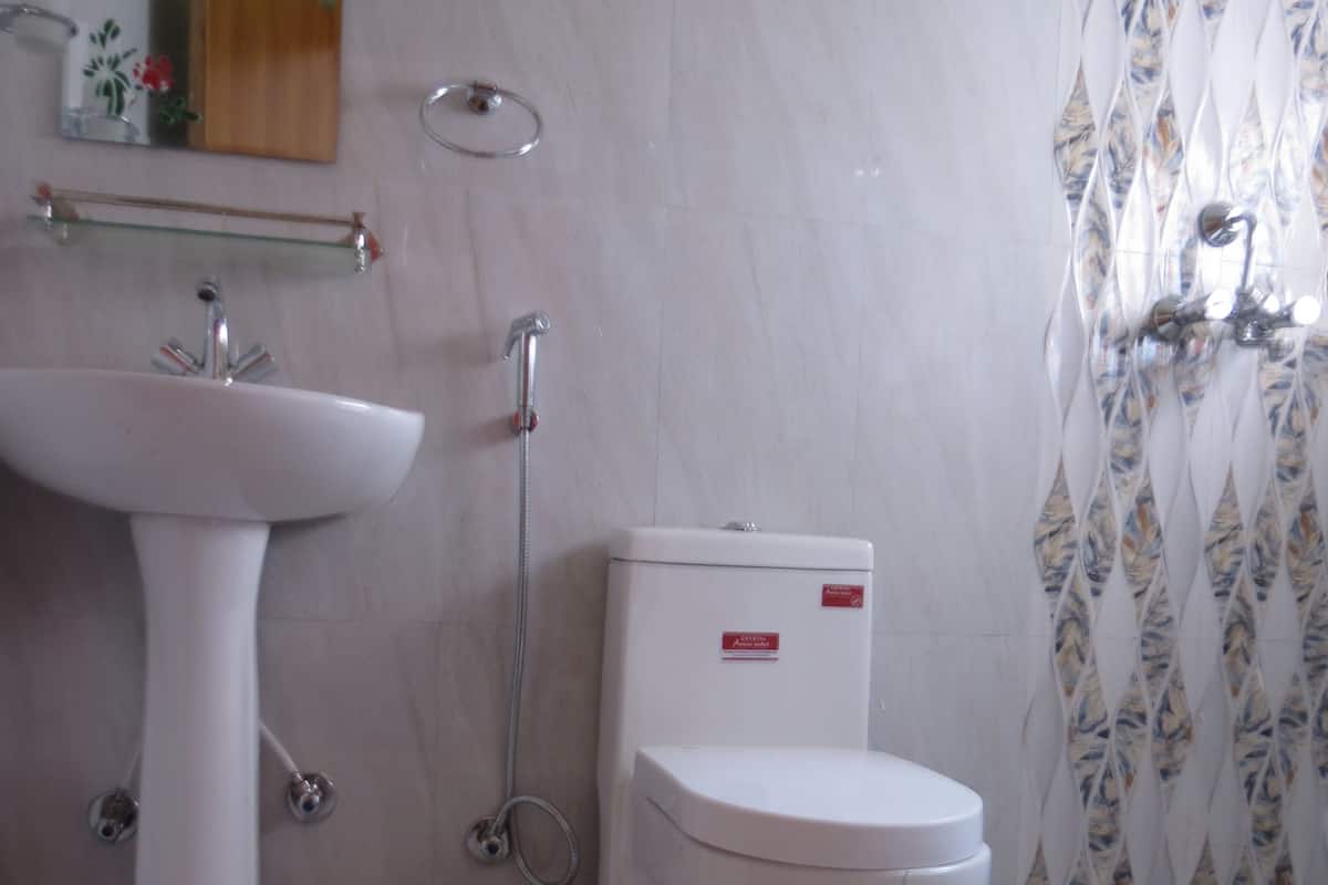 Bathroom | Shower, free toiletries