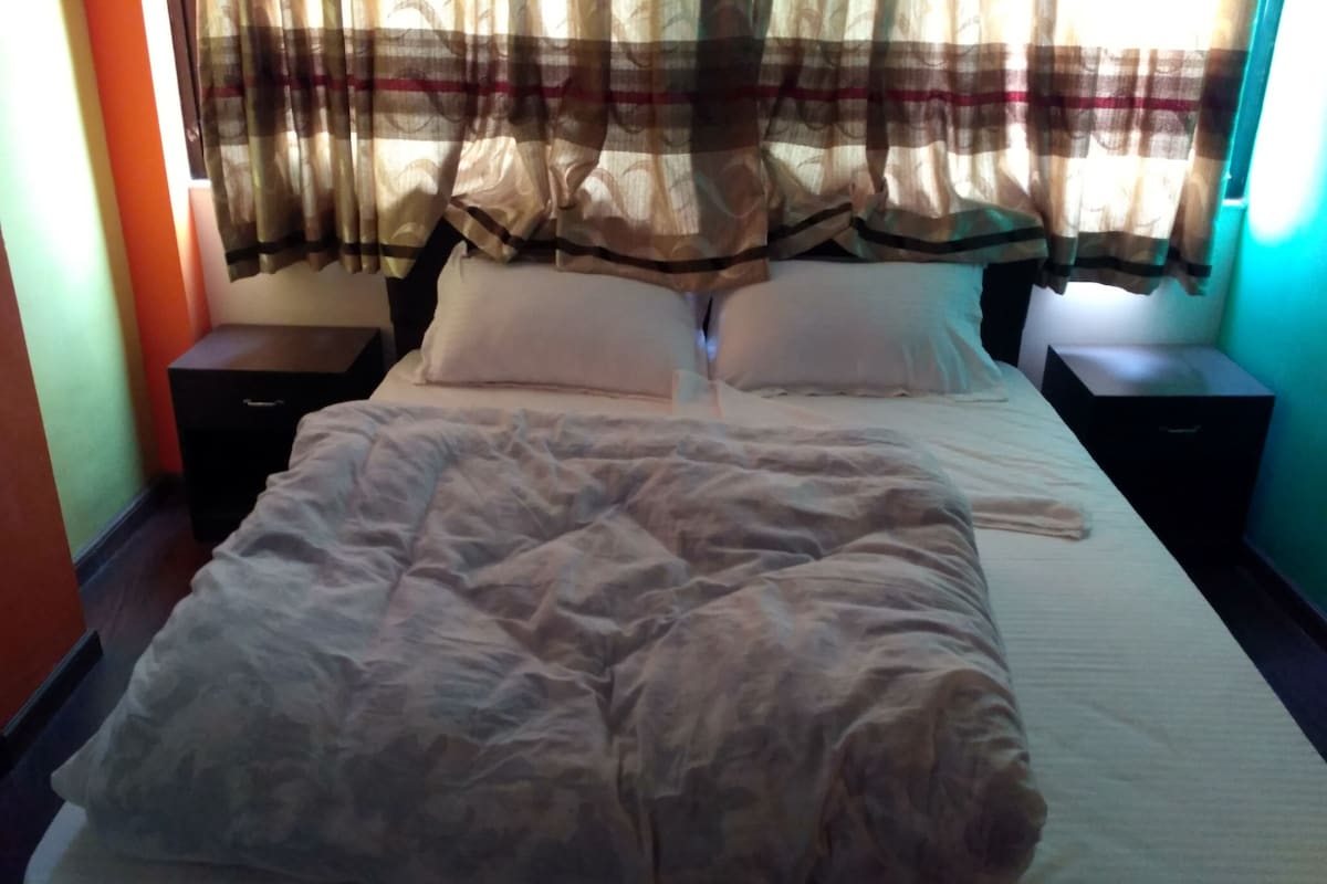 1 bedroom, premium bedding, desk, WiFi (free)