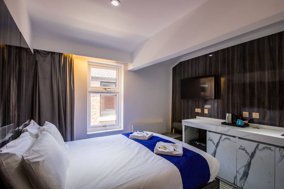 Deluxe Twin Room, 2 Double Beds | Desk, WiFi (free)