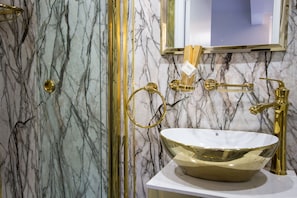 Shower, free toiletries, towels