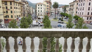 A city street with buildings, trees, and vehicles. - Affittacamere Angel 2 (La Spezia)