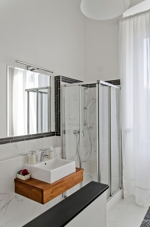 Luxury-Dreibettzimmer | Badezimmerausstattung | Dusche, kostenlose Toilettenartikel, Haartrockner, Bidet