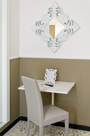 Deluxe Double Room | Room amenity