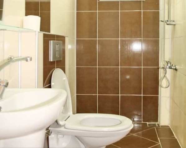 A bathroom with a toilet, sink, and shower. - Hakan Pansiyon (Alanya)