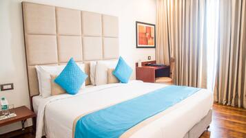 Habitación doble superior, vista a la ciudad | Minibar, caja de seguridad en la habitación y escritorio