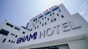 Exterior del Hotel NAMI bajo un cielo despejado.