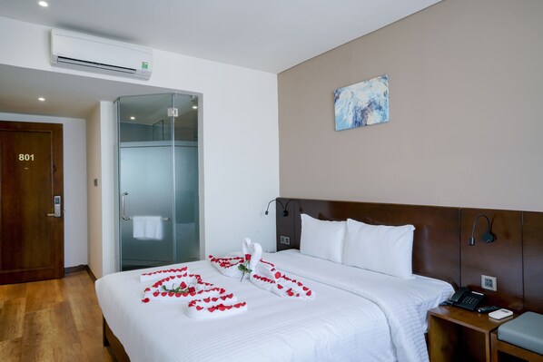 Kahden hengen deluxe-huone | Minibaari, tallelokero huoneessa, yksilöllisesti sisustettu