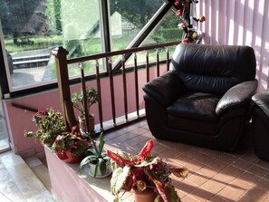 Lobby sitting area - EcoRest Likani Palace (Borjomi)