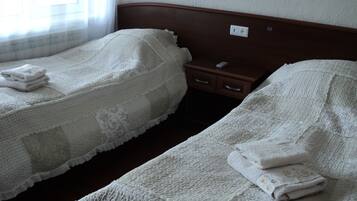 Chambre Standard avec lits jumeaux | Coffres-forts dans les chambres, bureau, chambres insonorisées
