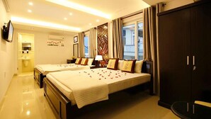 Ein Hotelzimmer mit zwei Betten, einer Sitzecke, einem Kleiderschrank und einem Badezimmer.