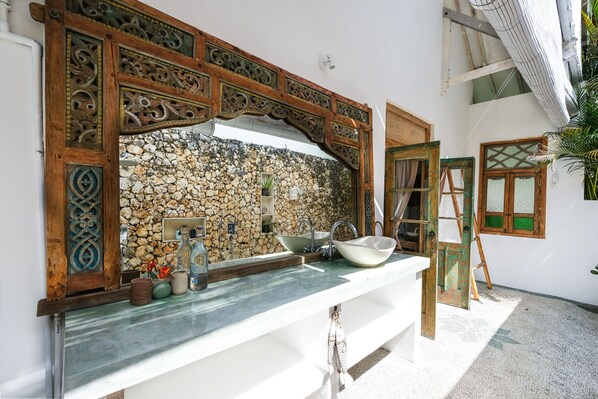 Villa superior, 3 habitaciones | Baño | Tina y regadera independientes, amenidades de baño gratuitas, toallas 