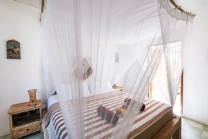 Villa superior, 3 habitaciones | Caja de seguridad en la habitación y escritorio 