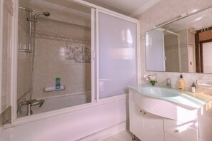 Villa, 3 Bedrooms | Bathroom | Free toiletries, towels