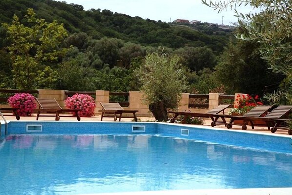 En säsongsöppen utomhuspool