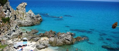 Una spiaggia nelle vicinanze