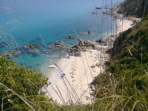 Una spiaggia nelle vicinanze