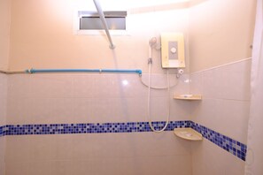 Standard Double Room | Bathroom shower - Teerana Place (Na Kae)