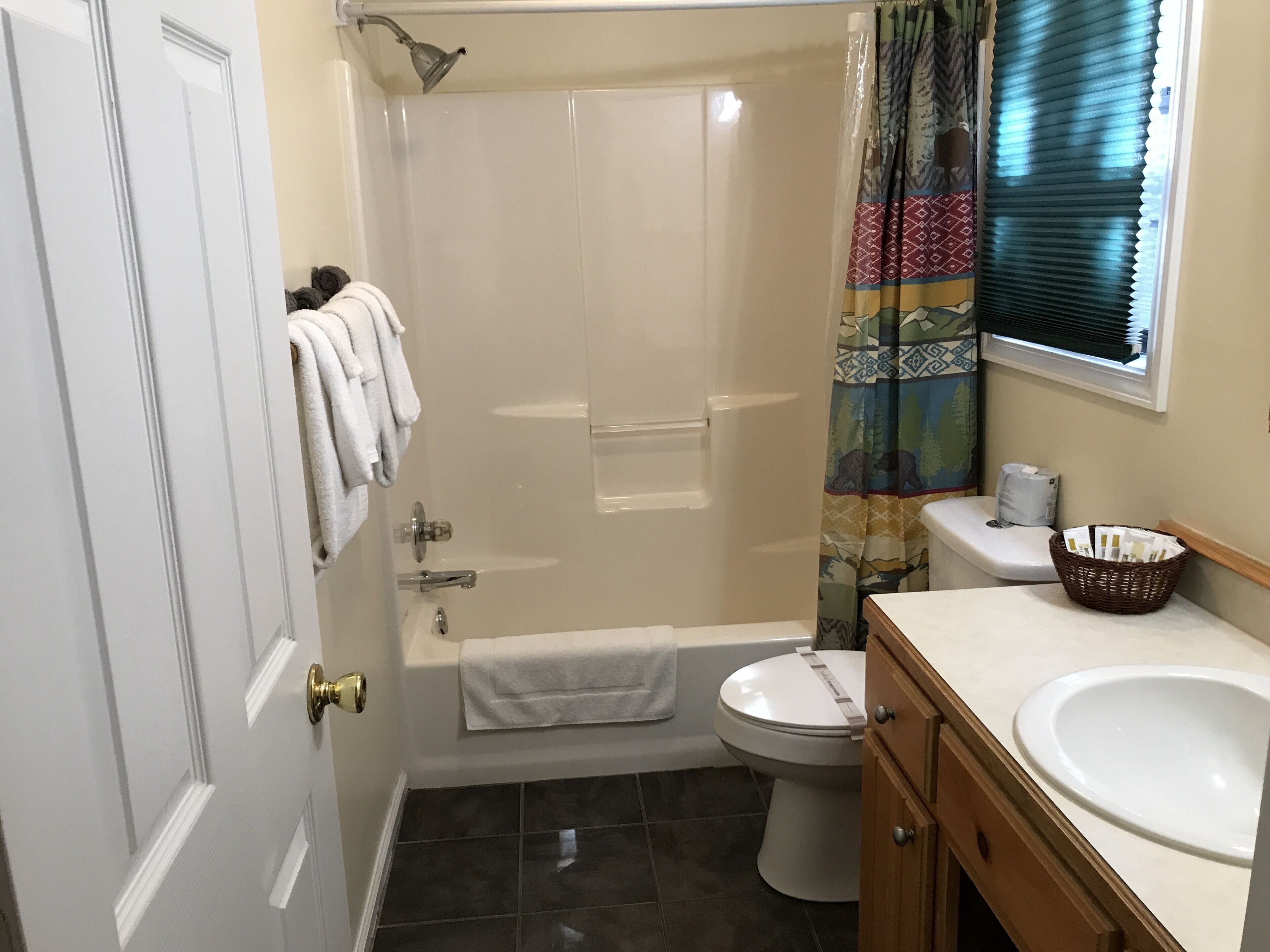 Ein Badezimmer mit einer Badewanne, Toilette und Waschbecken.