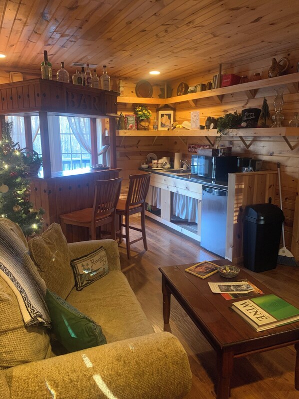 Studio Suite, Big Whiskey | Living area | 37-inch flat-screen TV with digital channels, TV, stereo