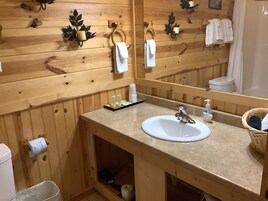 Suíte estúdio, 1 quarto | Banheiro | Produtos de toalete grátis, secador de cabelo, toalhas de banho 