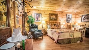 Een gezellig houten kamer met een bed, een stoel, een tafel en een lamp.
