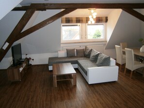 Loft, no fumadores, frigorífico y microondas | Zona de estar | Una televisión de pantalla plana