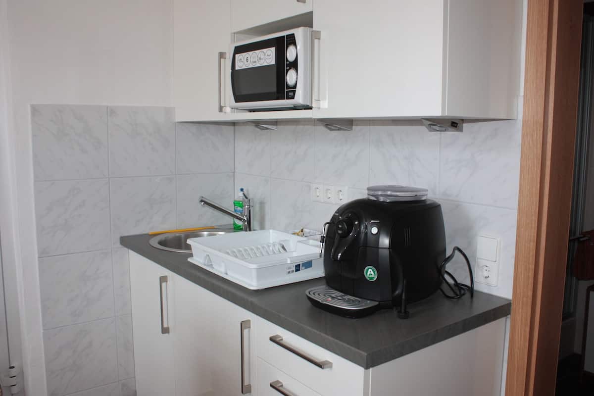 deluxe apartment, non smoking, kitchen | private kitchen | coffee/tea maker, electric kettle