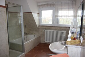 ロフト 禁煙 冷蔵庫 & 電子レンジ | バスルーム | レインフォールシャワー、ヘアドライヤー、タオル、石鹸