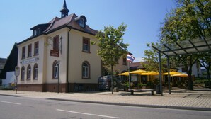 Een gebouw met een bord waarop 'Hotel Restaurant' staat.