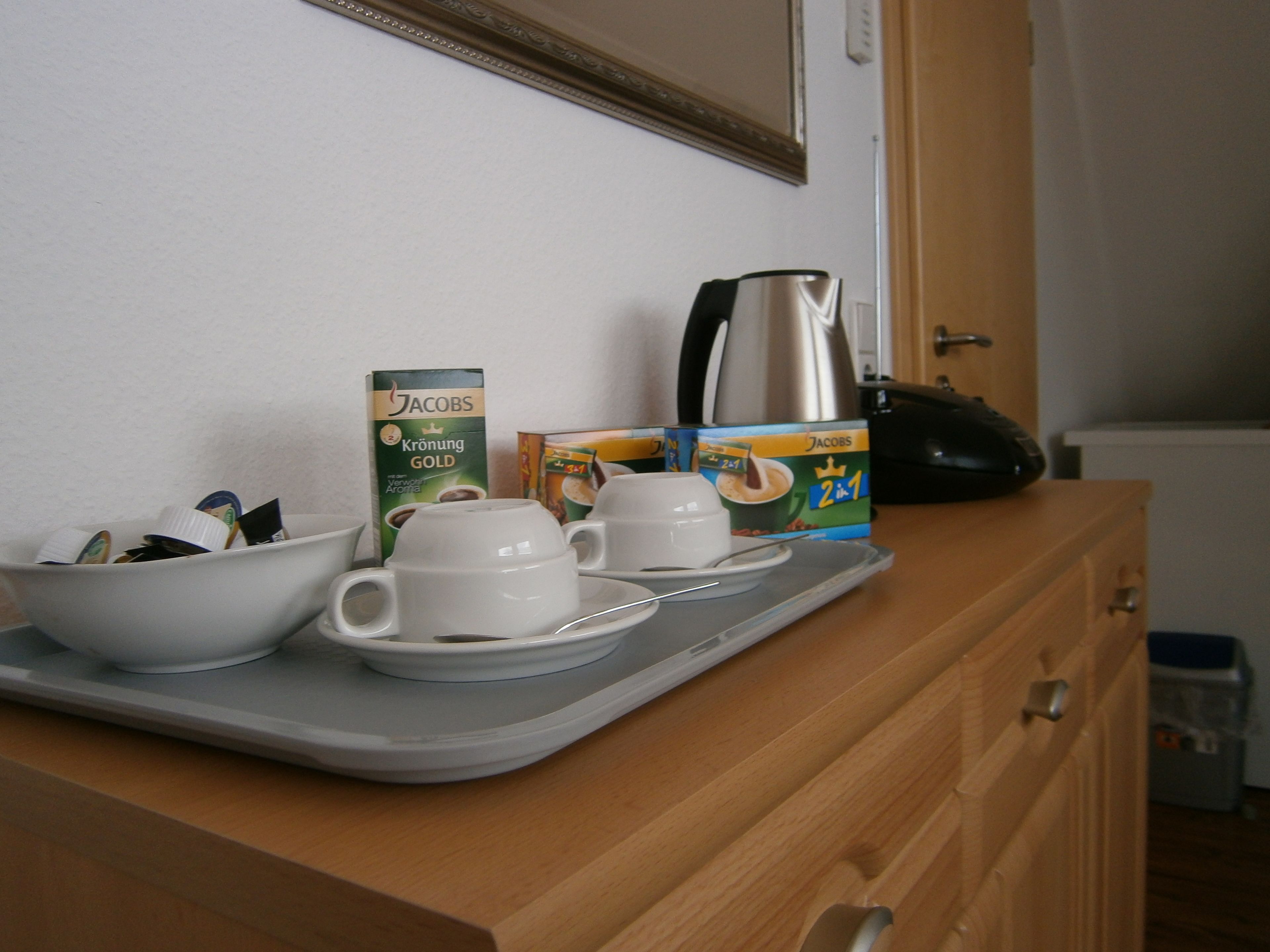 double room, non smoking, private bathroom | coffee and/or coffee maker