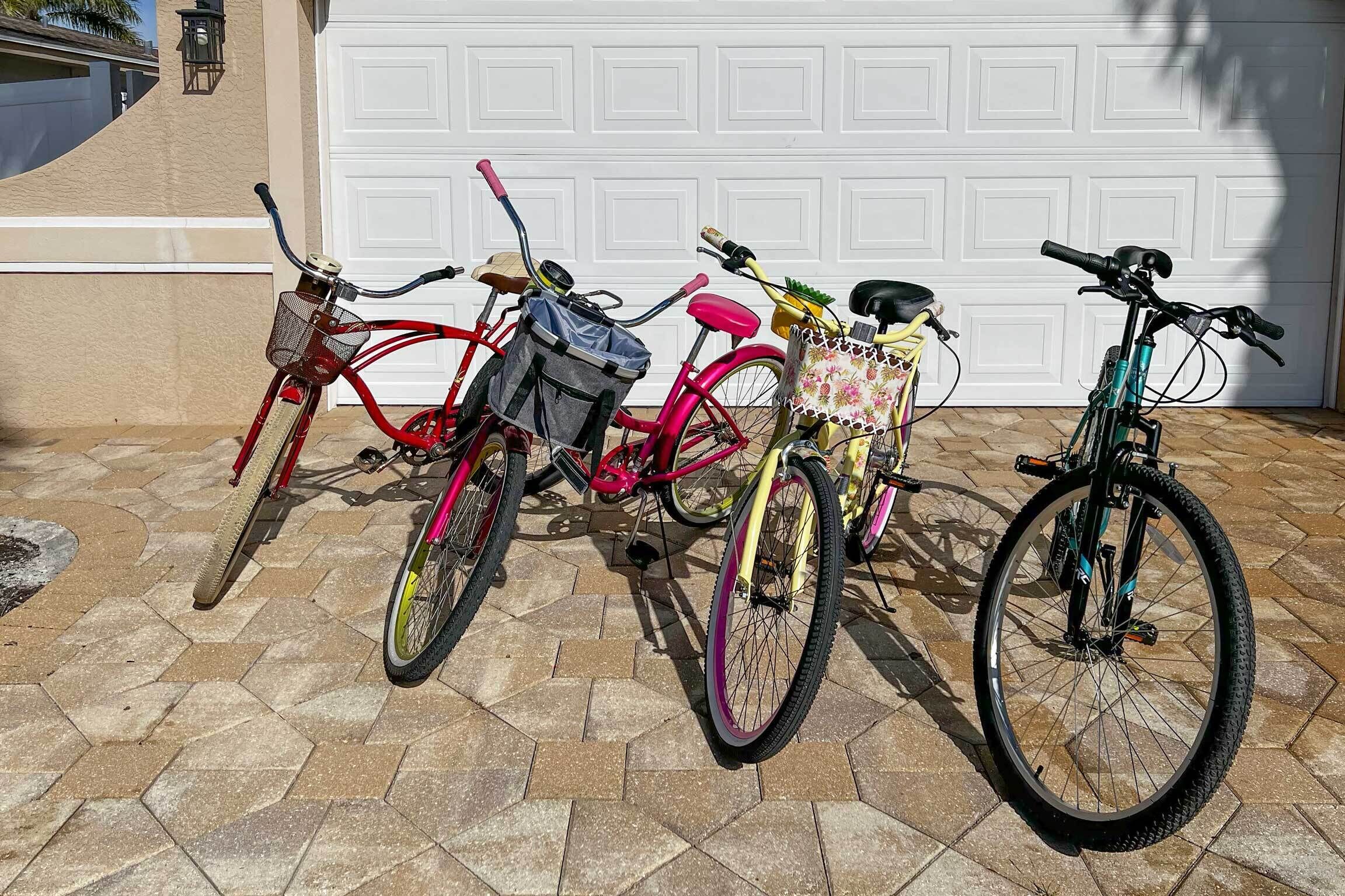 Een fiets geparkeerd voor een garage.