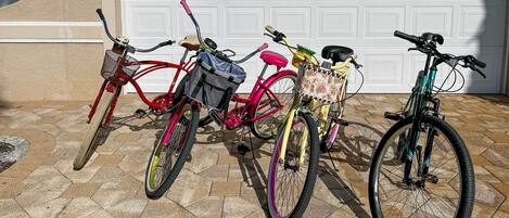 Een fiets geparkeerd voor een garage.
