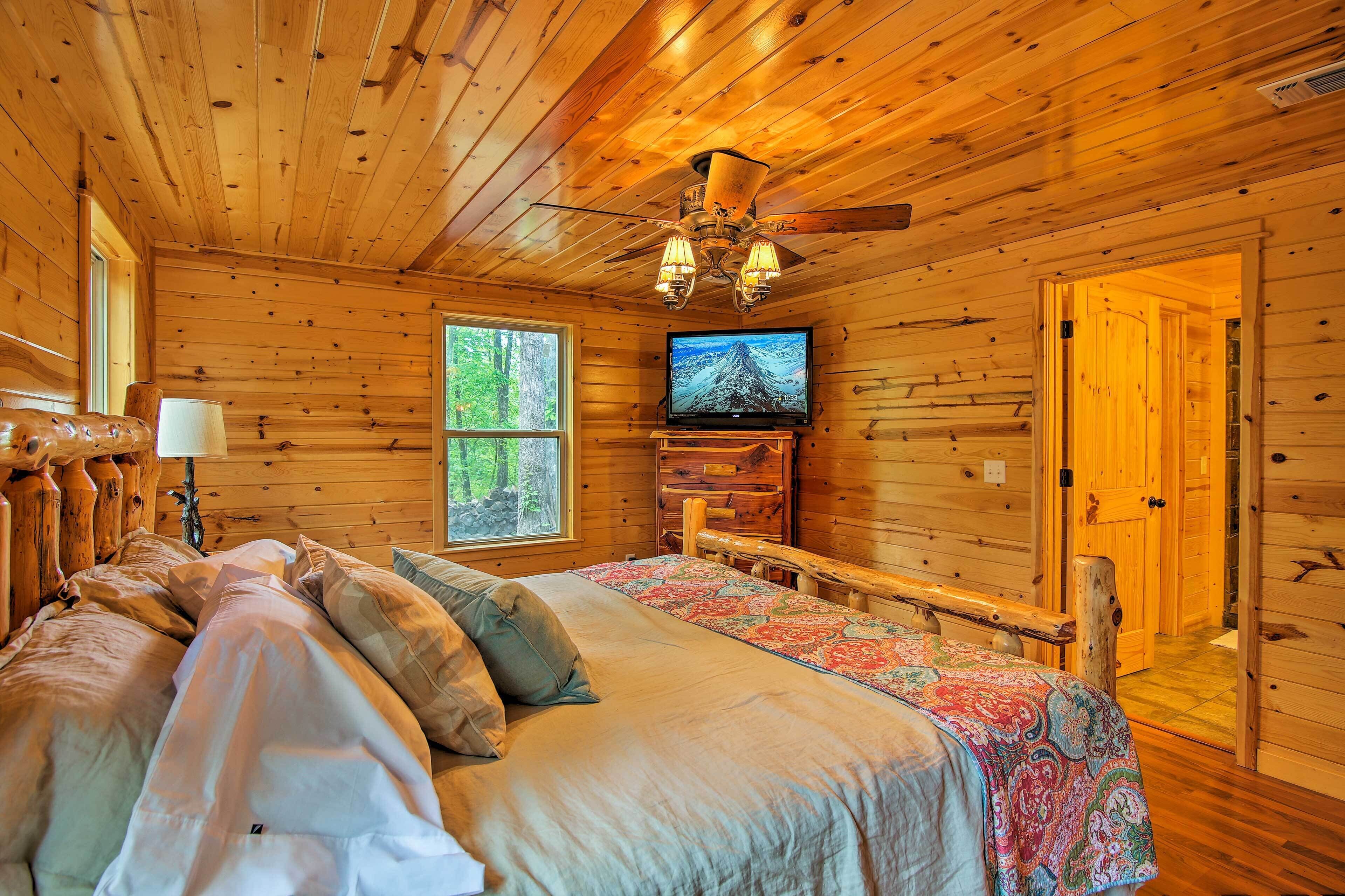 ホットタブ付きの居心地の良いブロークンボウキャビン-湖まで5分  