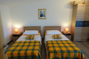 2 bedrooms, iron/ironing board, travel cot, free WiFi - Family-friendly 4 bed apartment (Okrug Gornji)