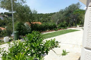 Property grounds - Family-friendly 4 bed apartment (Okrug Gornji)