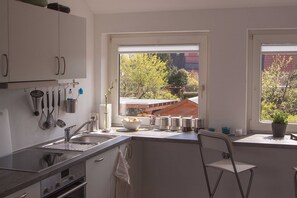 Kühlschrank, Mikrowelle, Ofen, Geschirrspüler