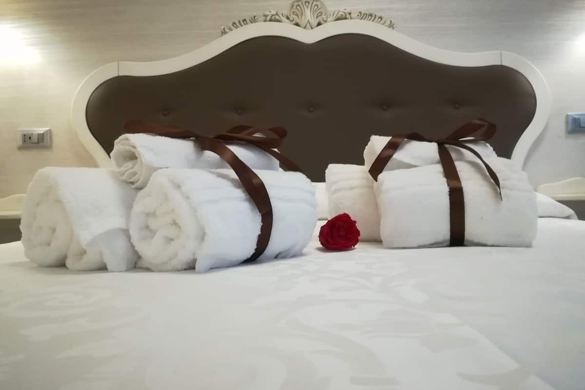 Deluxe Double Room | Minibar, in-room safe, desk, soundproofing