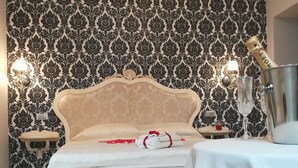 ميني بار وخزنة داخل الغرفة ومكتب وتجهيزات عازلة للصوت