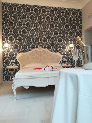 Junior suite | Een minibar, een kluis op de kamer, een bureau, geluiddichte muren