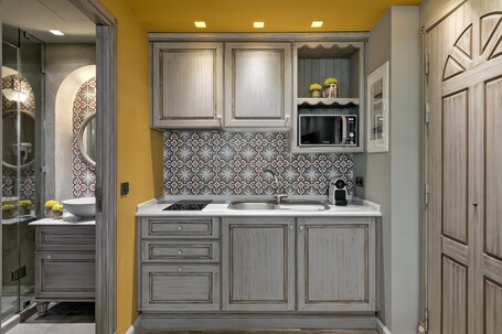 Estia Boutique Apartments - Image 7